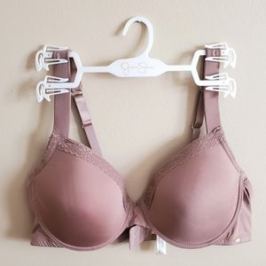 Jessica Simpson bra